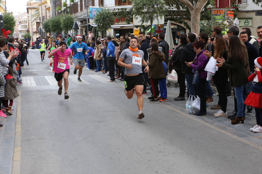 Miles de corredores han despedido el año corriendo por las calles de Lorca