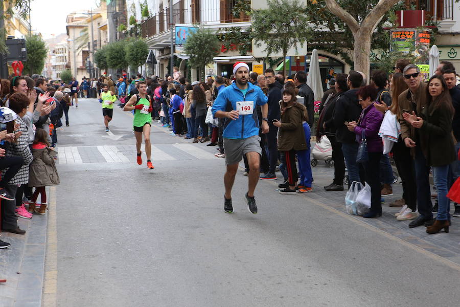 Miles de corredores han despedido el año corriendo por las calles de Lorca