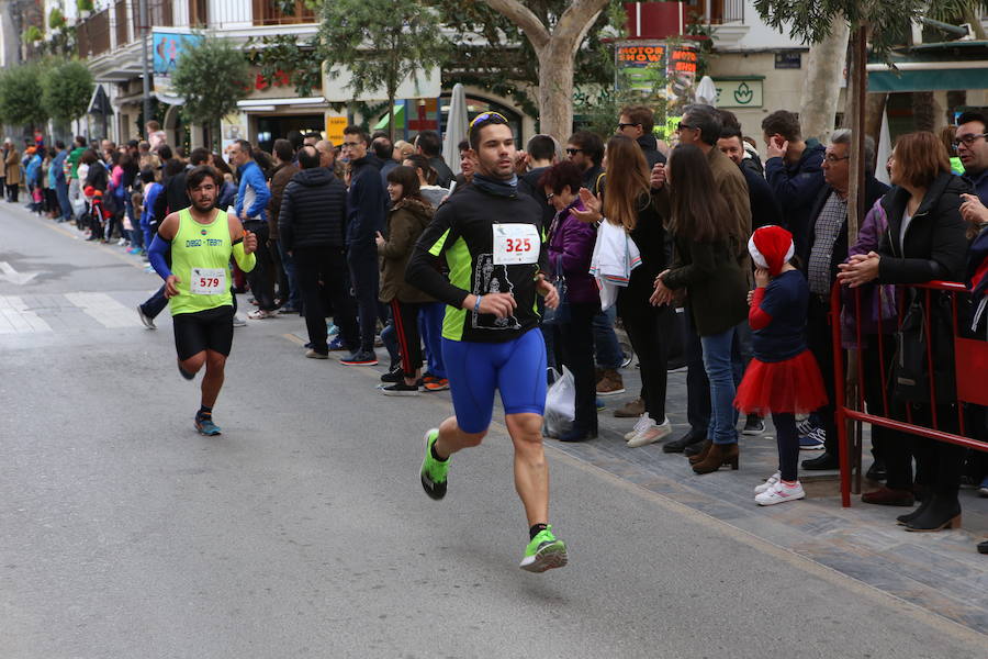 Miles de corredores han despedido el año corriendo por las calles de Lorca