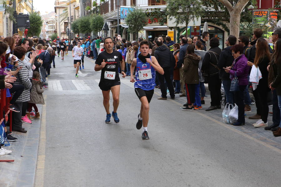 Miles de corredores han despedido el año corriendo por las calles de Lorca