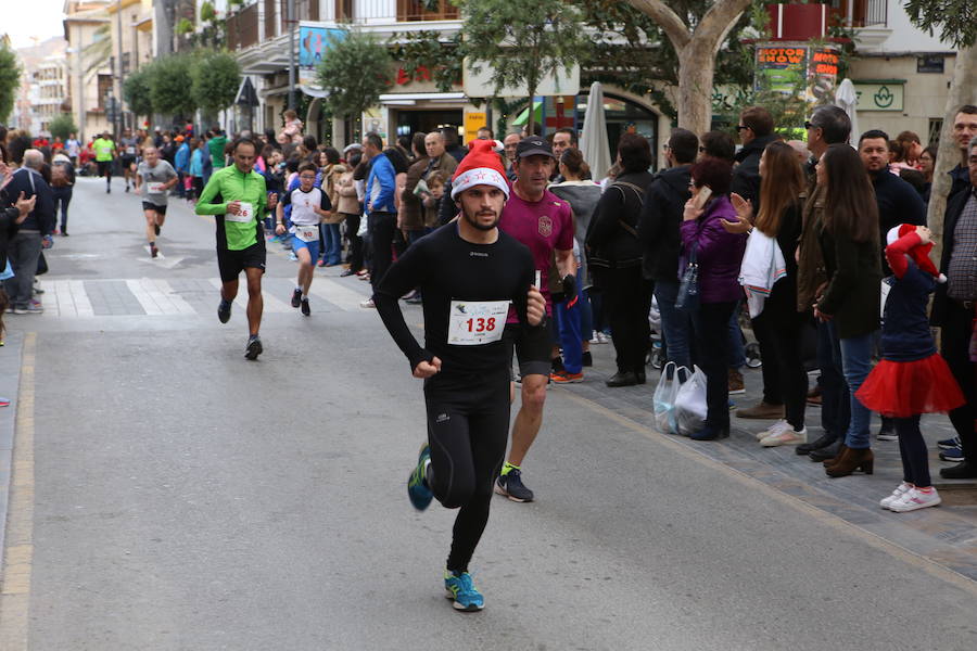 Miles de corredores han despedido el año corriendo por las calles de Lorca