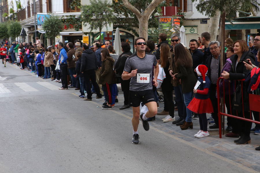 Miles de corredores han despedido el año corriendo por las calles de Lorca