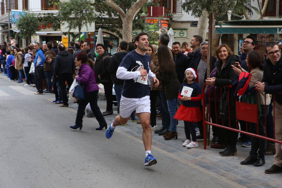 Miles de corredores han despedido el año corriendo por las calles de Lorca