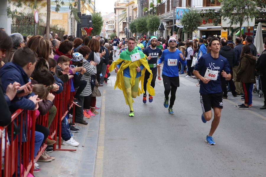 Miles de corredores han despedido el año corriendo por las calles de Lorca