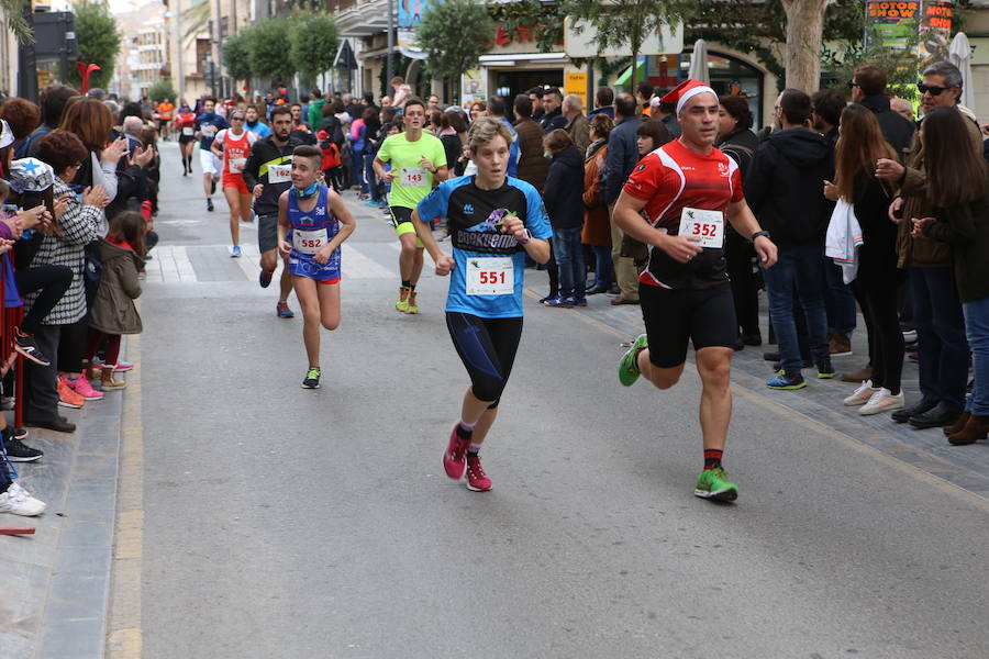 Miles de corredores han despedido el año corriendo por las calles de Lorca