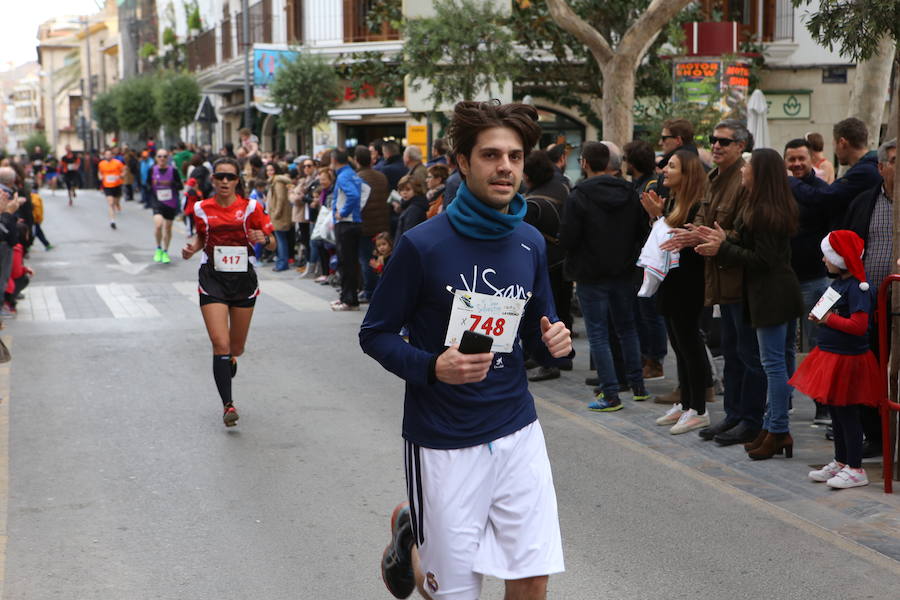 Miles de corredores han despedido el año corriendo por las calles de Lorca