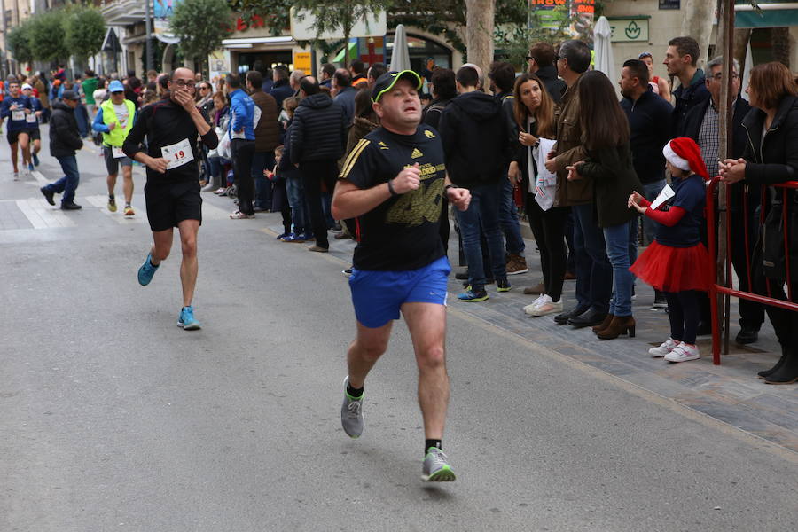 Miles de corredores han despedido el año corriendo por las calles de Lorca