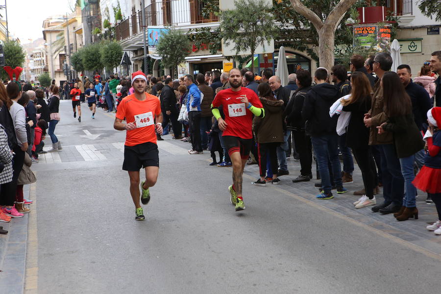 Miles de corredores han despedido el año corriendo por las calles de Lorca