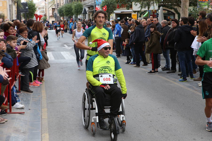 Miles de corredores han despedido el año corriendo por las calles de Lorca