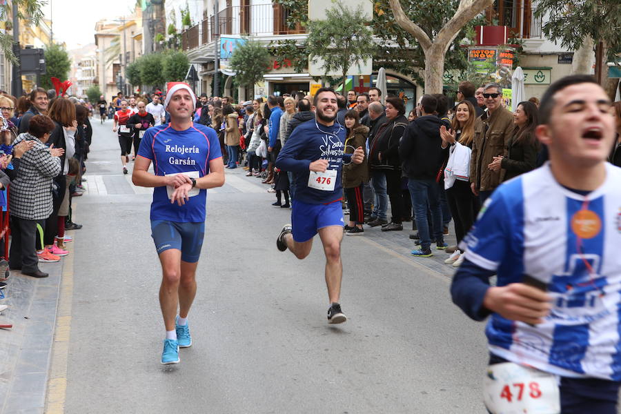 Miles de corredores han despedido el año corriendo por las calles de Lorca