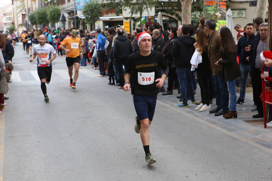 Miles de corredores han despedido el año corriendo por las calles de Lorca