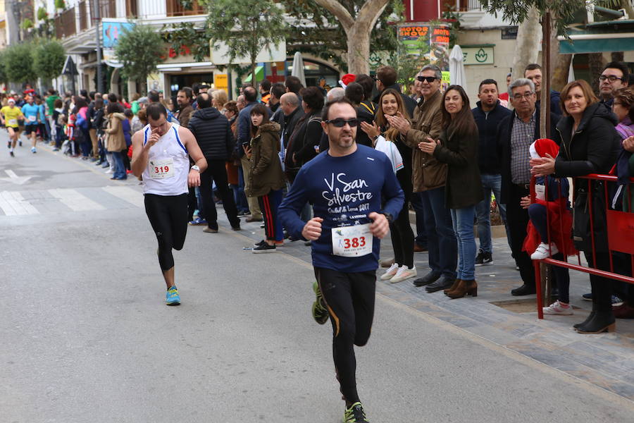 Miles de corredores han despedido el año corriendo por las calles de Lorca