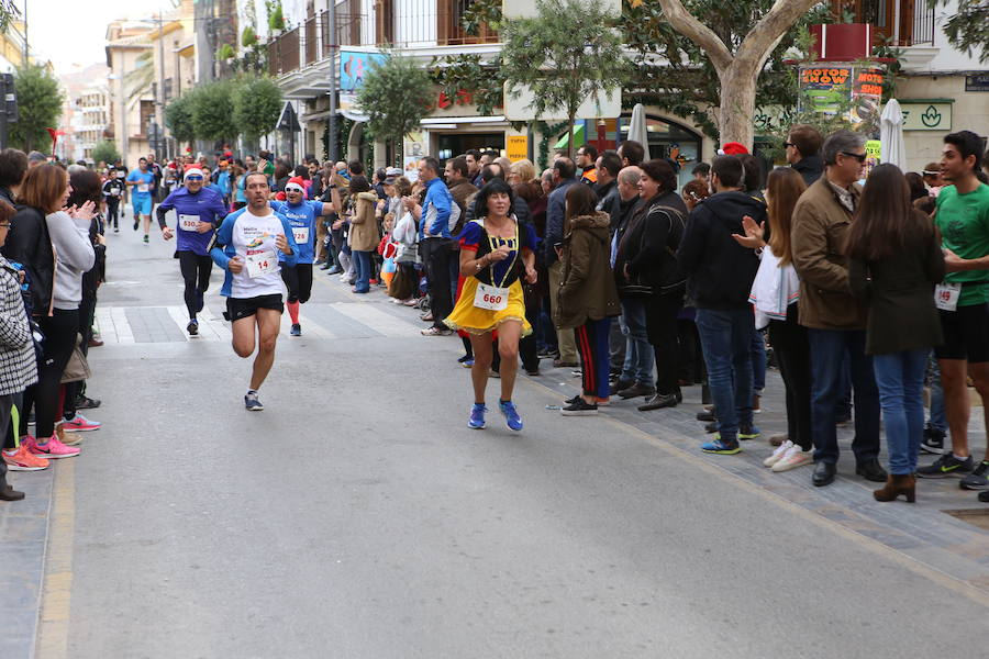 Miles de corredores han despedido el año corriendo por las calles de Lorca