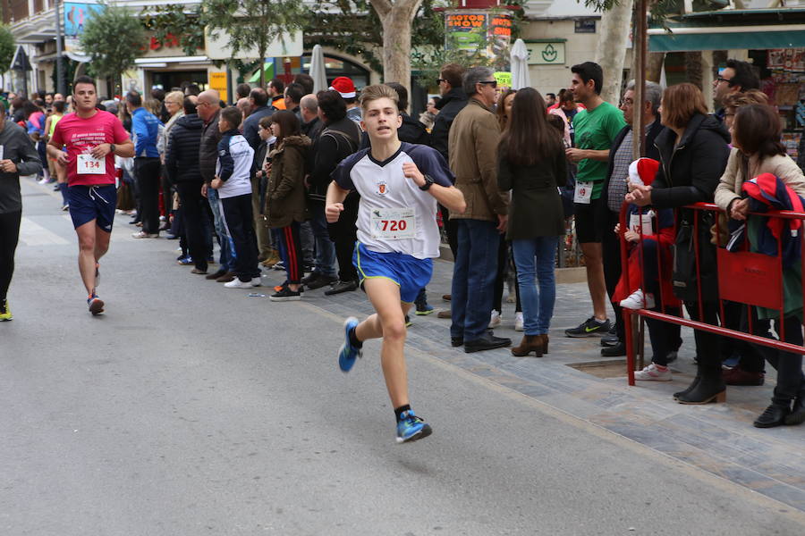 Miles de corredores han despedido el año corriendo por las calles de Lorca