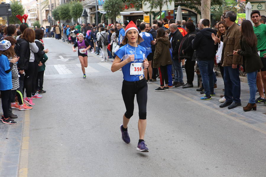 Miles de corredores han despedido el año corriendo por las calles de Lorca