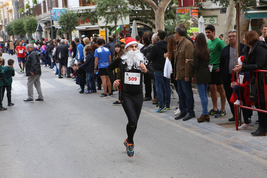 Miles de corredores han despedido el año corriendo por las calles de Lorca