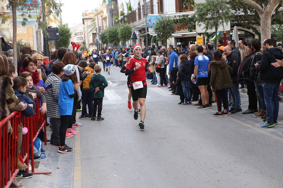 Miles de corredores han despedido el año corriendo por las calles de Lorca