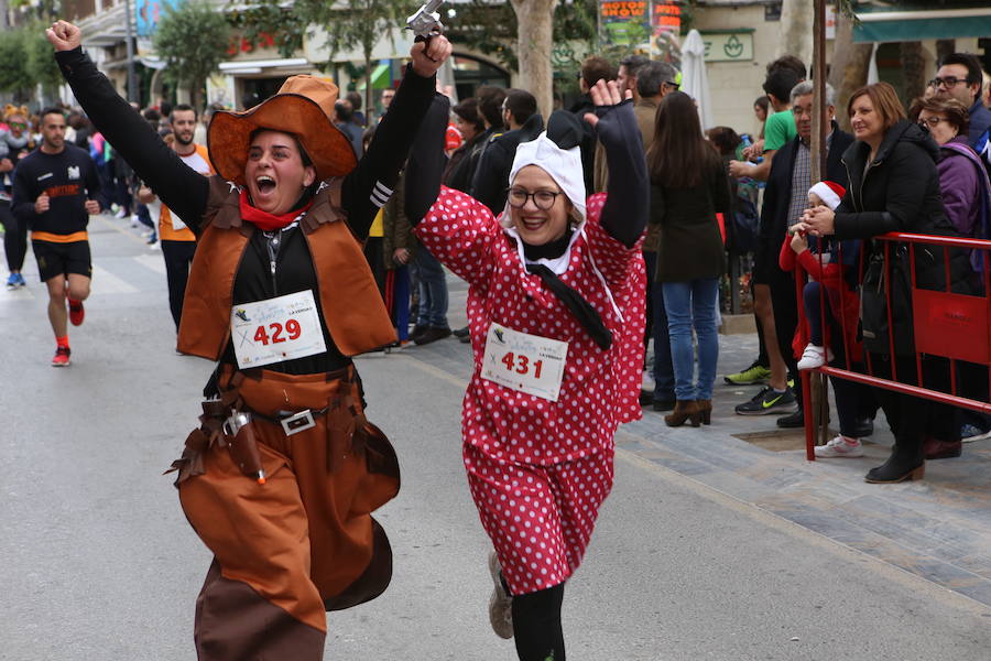 Miles de corredores han despedido el año corriendo por las calles de Lorca