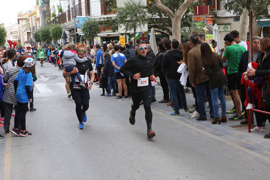 Miles de corredores han despedido el año corriendo por las calles de Lorca