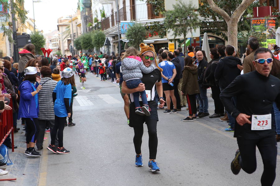 Miles de corredores han despedido el año corriendo por las calles de Lorca