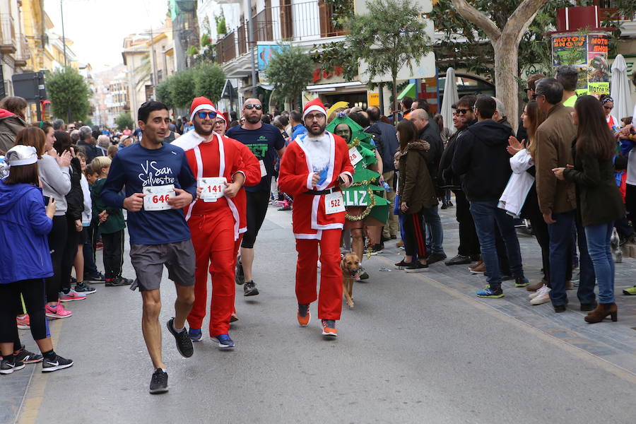 Miles de corredores han despedido el año corriendo por las calles de Lorca