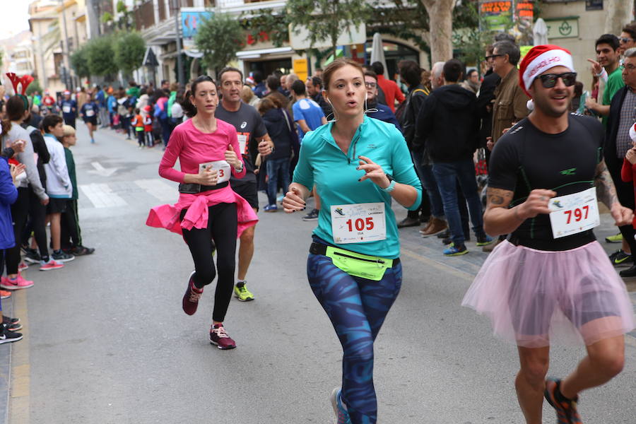 Miles de corredores han despedido el año corriendo por las calles de Lorca