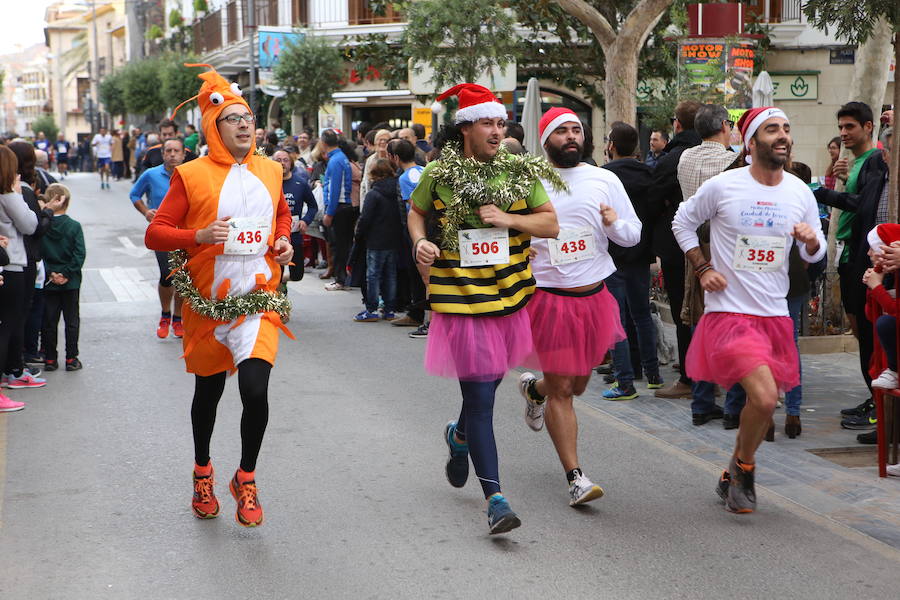 Miles de corredores han despedido el año corriendo por las calles de Lorca