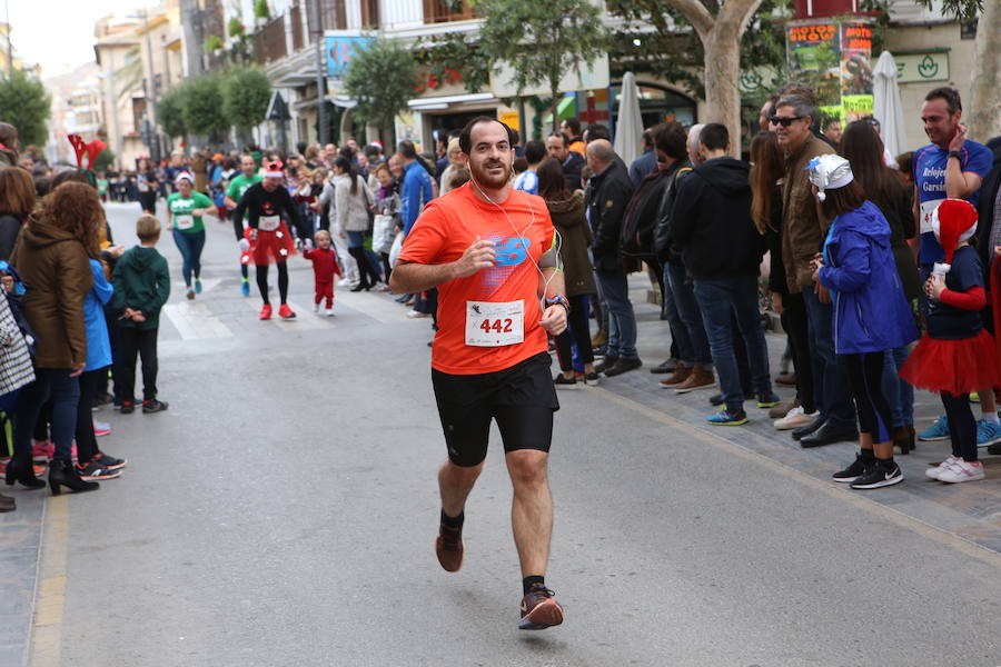 Miles de corredores han despedido el año corriendo por las calles de Lorca