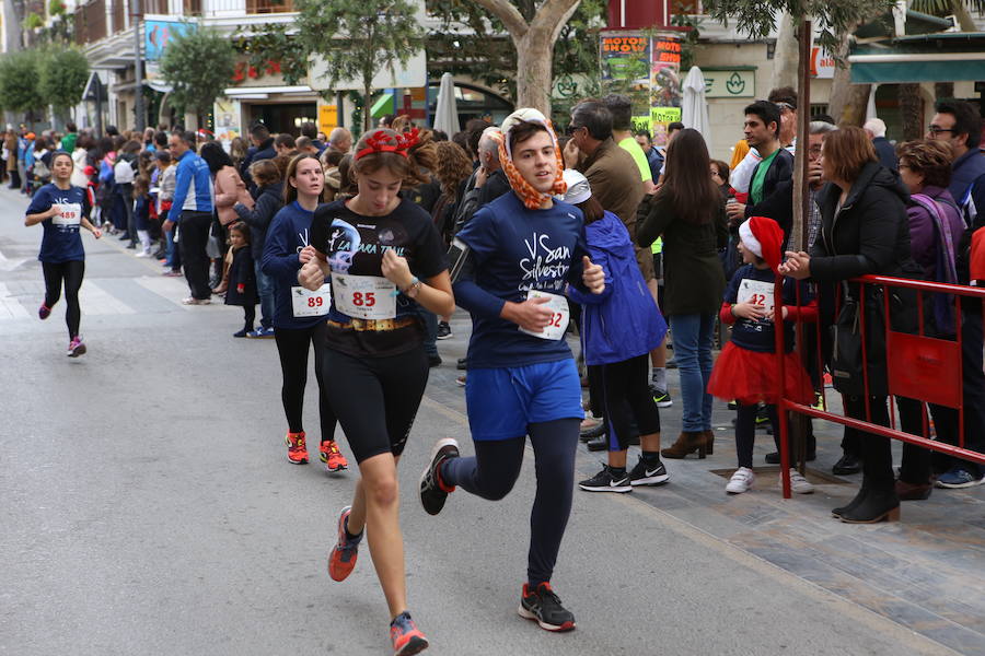 Miles de corredores han despedido el año corriendo por las calles de Lorca