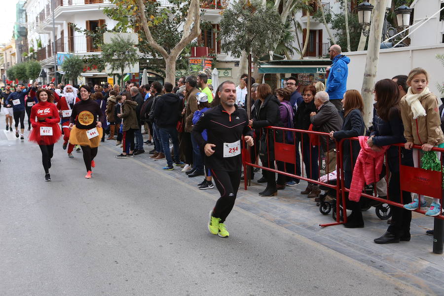 Miles de corredores han despedido el año corriendo por las calles de Lorca