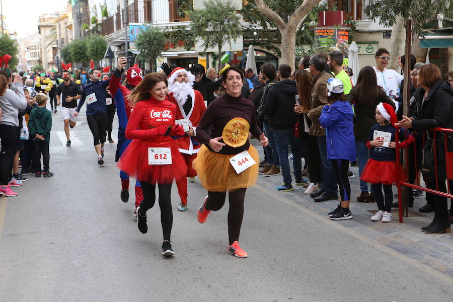 Miles de corredores han despedido el año corriendo por las calles de Lorca