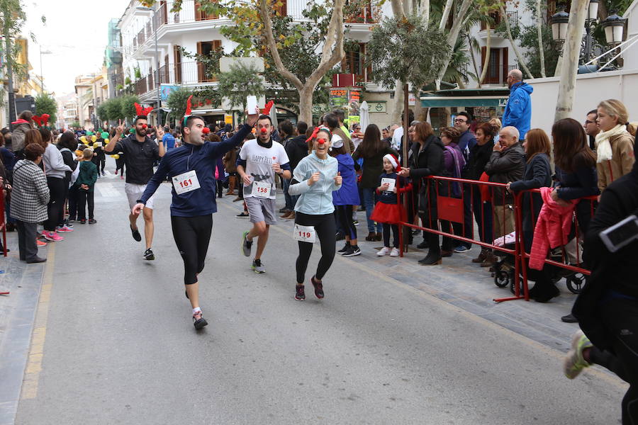 Miles de corredores han despedido el año corriendo por las calles de Lorca