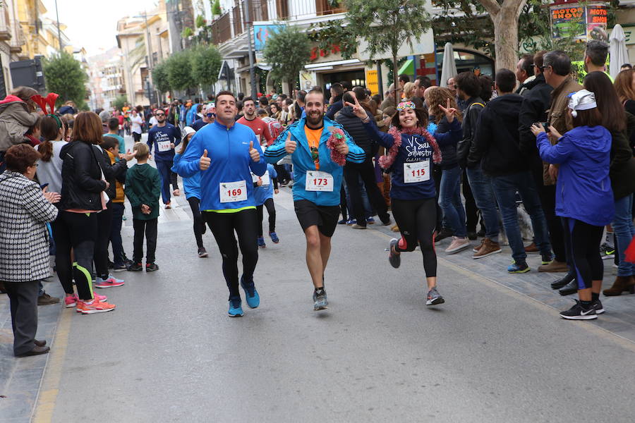 Miles de corredores han despedido el año corriendo por las calles de Lorca