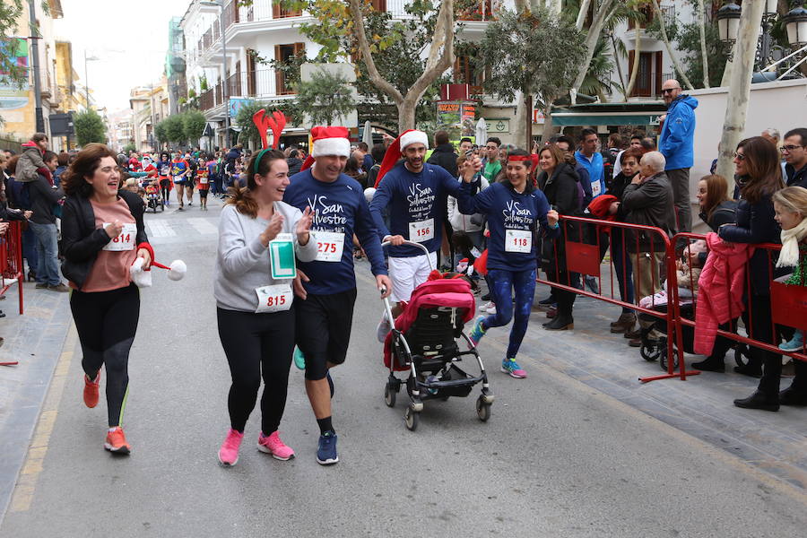 Miles de corredores han despedido el año corriendo por las calles de Lorca