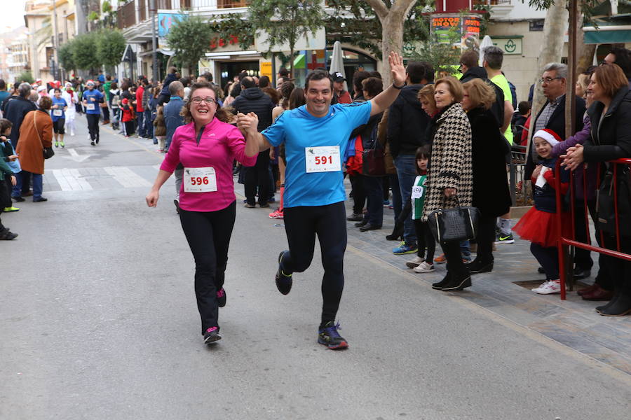 Miles de corredores han despedido el año corriendo por las calles de Lorca