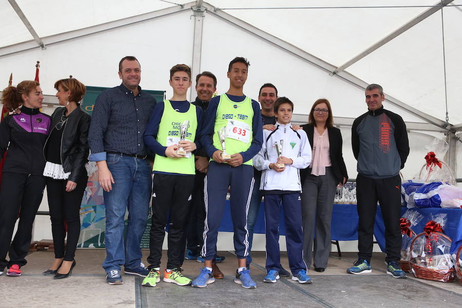 Todos los ganadores de las pruebas tanto infantil como general recibiendo sus premios