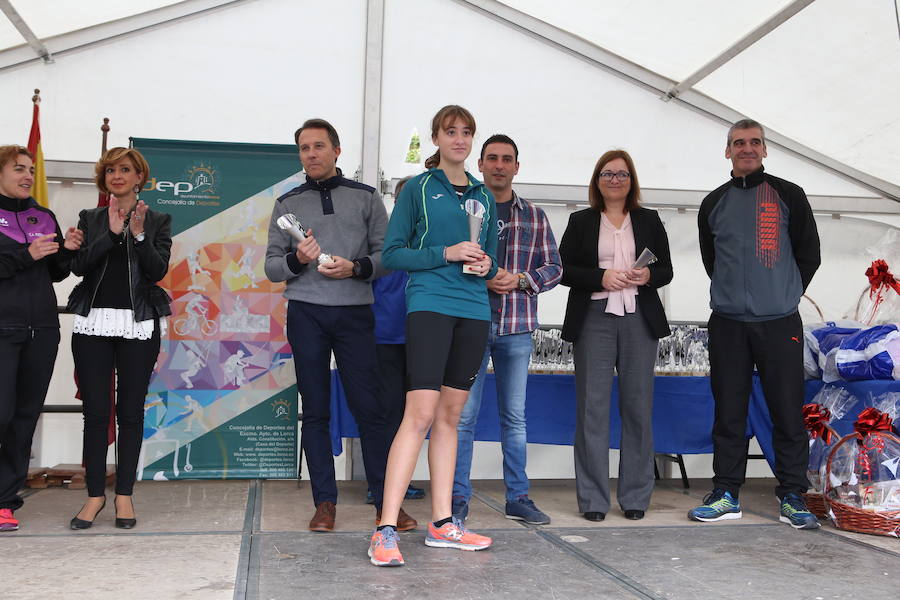 Todos los ganadores de las pruebas tanto infantil como general recibiendo sus premios