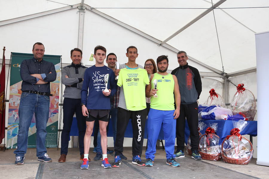 Todos los ganadores de las pruebas tanto infantil como general recibiendo sus premios