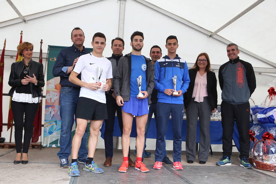 Todos los ganadores de las pruebas tanto infantil como general recibiendo sus premios