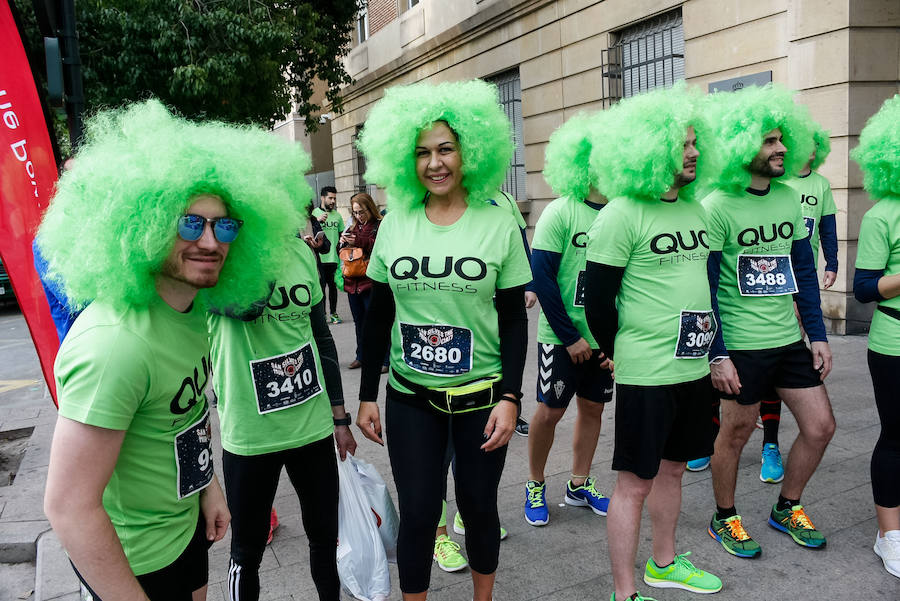 Muchos de los miles de participantes en la San Silvestre de Murcia han acudido a la carrera con originales disfraces que han triunfado por las calles de la ciudad