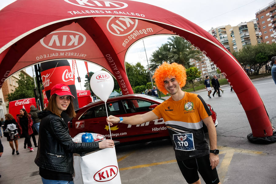 Muchos de los miles de participantes en la San Silvestre de Murcia han acudido a la carrera con originales disfraces que han triunfado por las calles de la ciudad