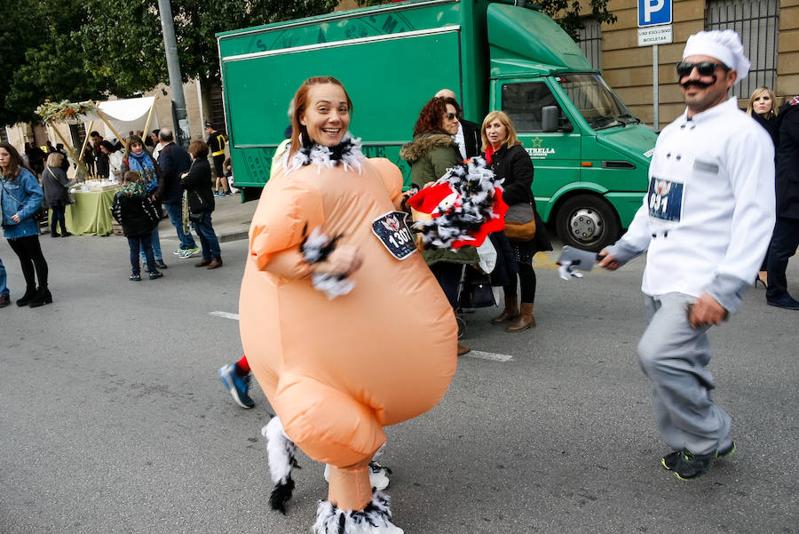 Muchos de los miles de participantes en la San Silvestre de Murcia han acudido a la carrera con originales disfraces que han triunfado por las calles de la ciudad