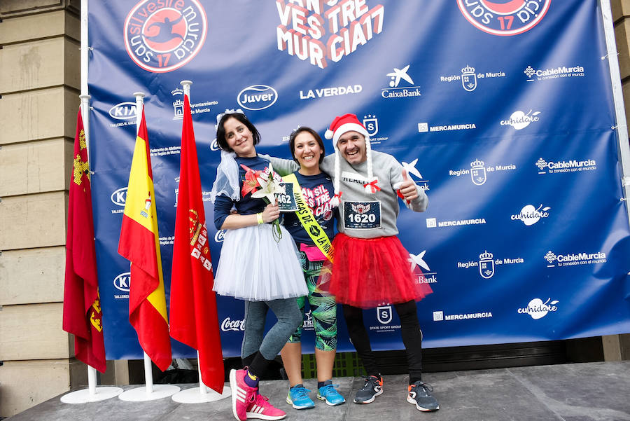 Muchos de los miles de participantes en la San Silvestre de Murcia han acudido a la carrera con originales disfraces que han triunfado por las calles de la ciudad