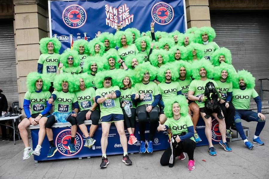 Muchos de los miles de participantes en la San Silvestre de Murcia han acudido a la carrera con originales disfraces que han triunfado por las calles de la ciudad