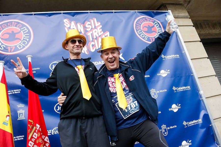 Muchos de los miles de participantes en la San Silvestre de Murcia han acudido a la carrera con originales disfraces que han triunfado por las calles de la ciudad