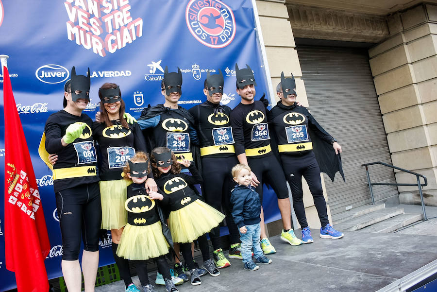 Muchos de los miles de participantes en la San Silvestre de Murcia han acudido a la carrera con originales disfraces que han triunfado por las calles de la ciudad