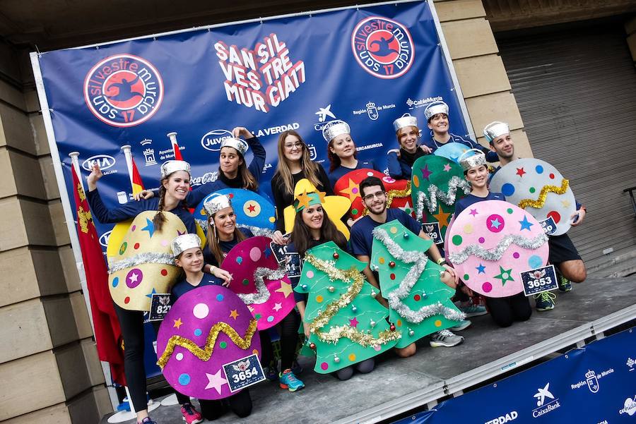 Muchos de los miles de participantes en la San Silvestre de Murcia han acudido a la carrera con originales disfraces que han triunfado por las calles de la ciudad