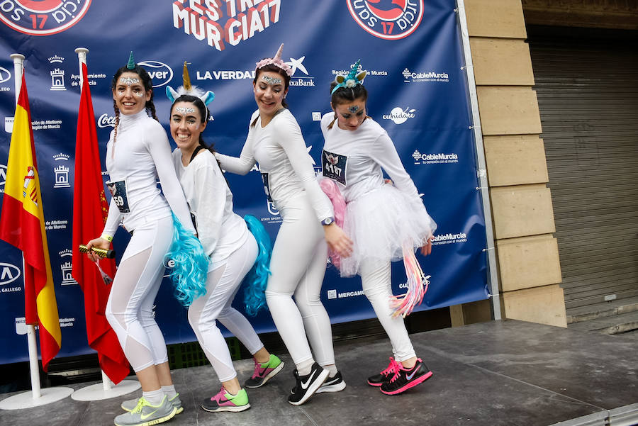 Muchos de los miles de participantes en la San Silvestre de Murcia han acudido a la carrera con originales disfraces que han triunfado por las calles de la ciudad