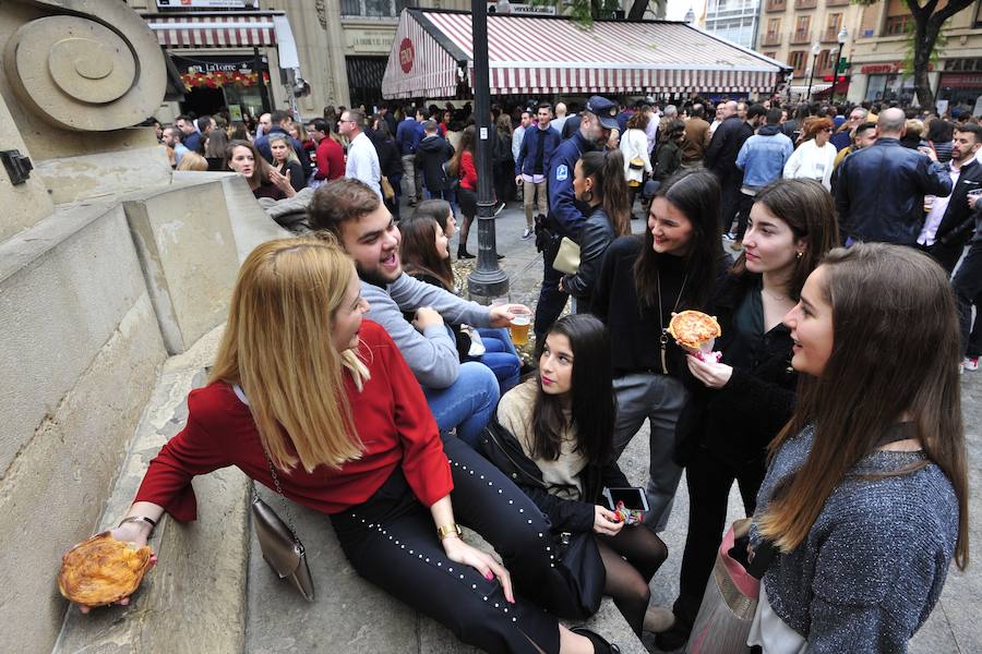 Cientos de personas abarrotan las calles de la ciudad desde la hora de comer para celebrar la Nochevieja