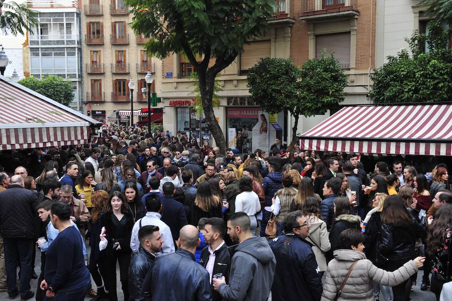 Cientos de personas abarrotan las calles de la ciudad desde la hora de comer para celebrar la Nochevieja